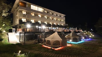 Fachada da propriedade à noite