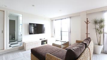 Suíte (B) | Área de estar | TV de tela plana