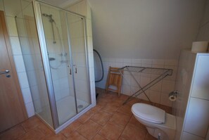 Regadera, secadora de cabello, toallas, jabón 