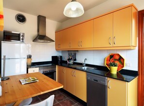 Kühlschrank, Mikrowelle, Ofen, Geschirrspüler
