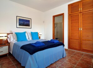 2 عدّة غرف نوم ومكواة/لوح كي وواي فاي وملاءات أسرّة