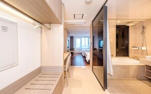 Kombinasi shower/bathtub, bathtub besar, dan perlengkapan mandi gratis