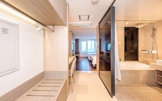Bañera con ducha, bañera profunda, artículos de tocador gratuitos