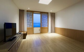 Caja de seguridad en la habitación, escritorio y cortinas blackout