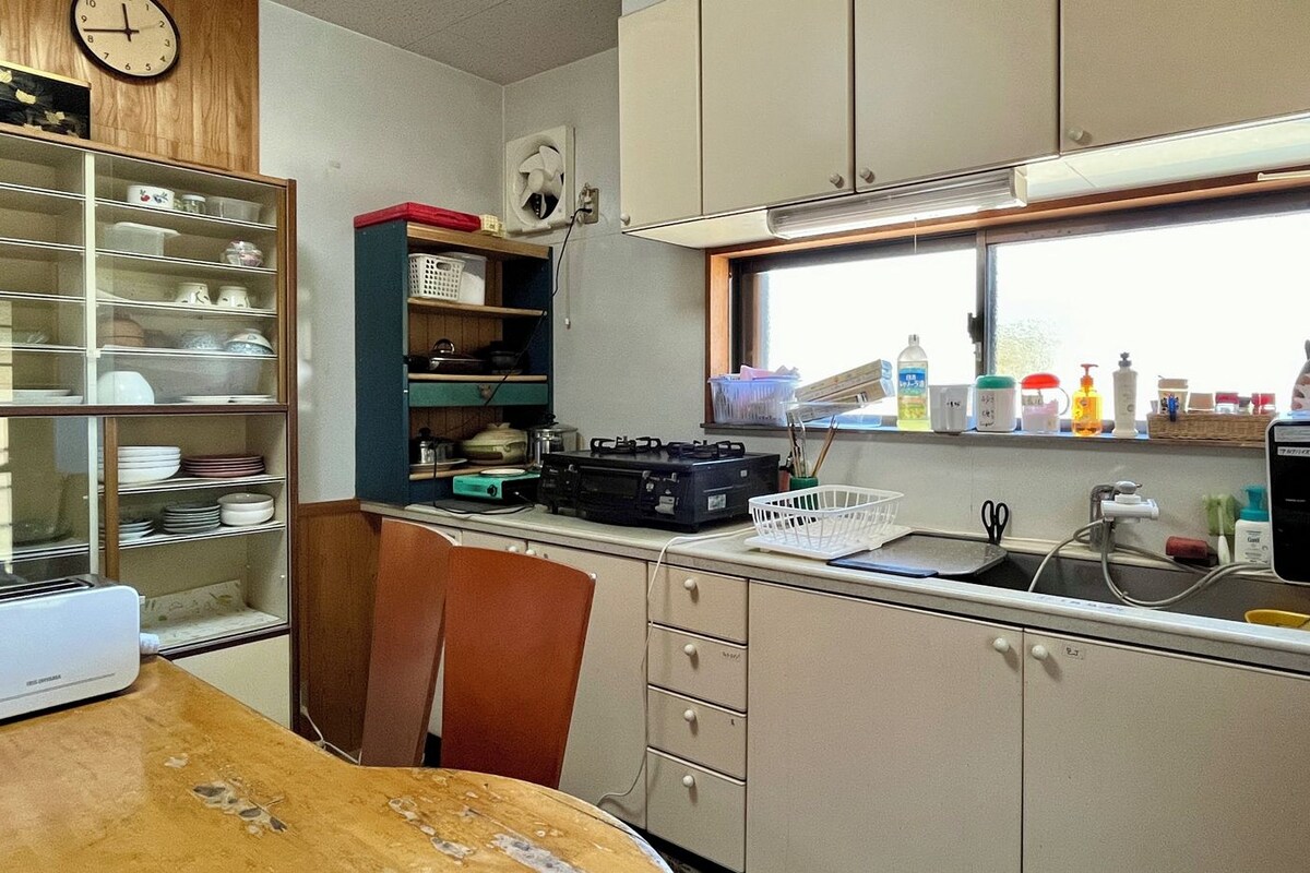 Private kitchen | Fridge, microwave, cookware/dishes/utensils