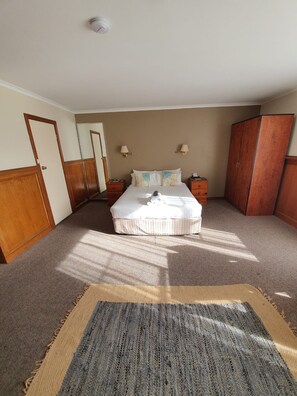 Rom – deluxe | Individuelt dekorert, individuelt innredet og strykejern/-brett