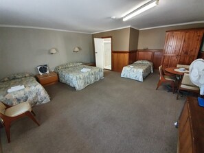 Chambre familiale | Décor unique, ameublement unique, fer et planche à repasser