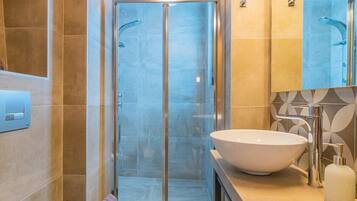 Douche, sĂšche-cheveux, serviettes fournies, shampoing