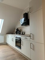 Refrigerador, microondas, utensilios de cocina