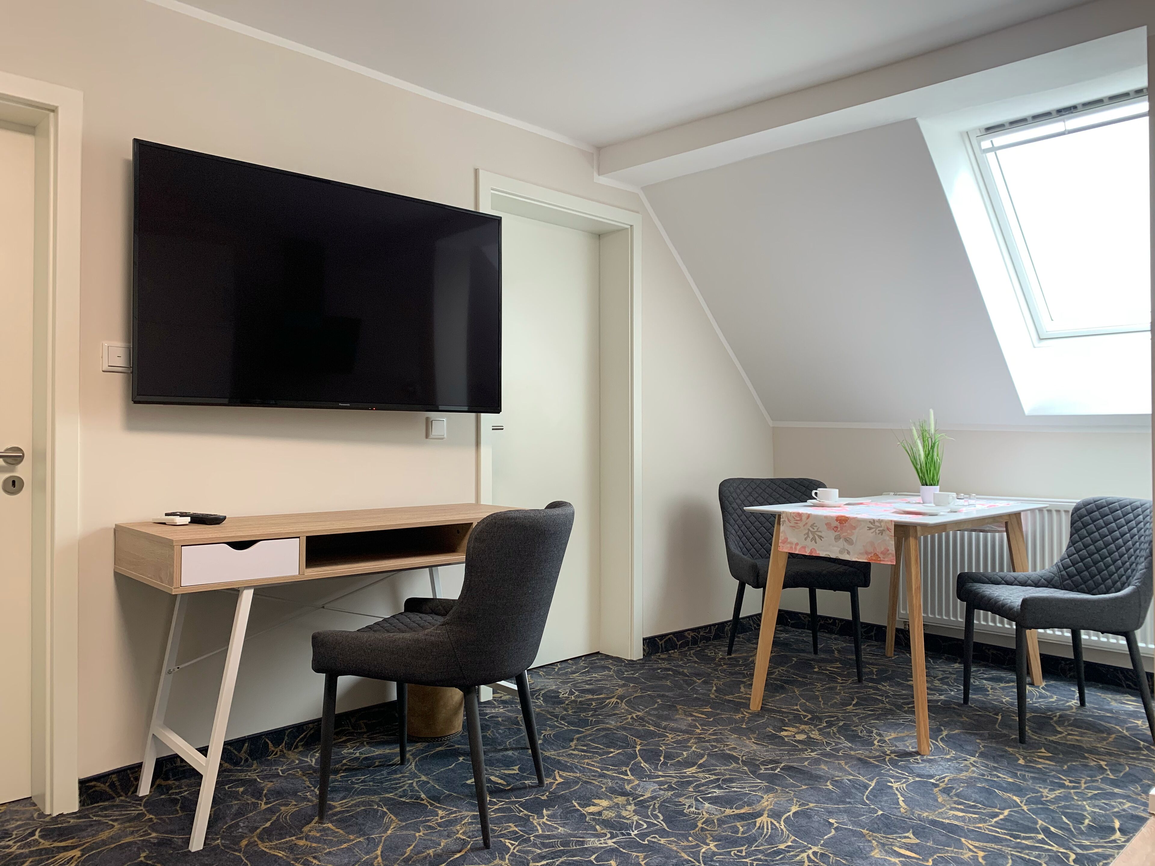 Basic-Apartment | Wohnbereich | Flachbildfernseher