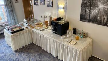 Tägliches Frühstücksbuffet (11.50 EUR pro Person)