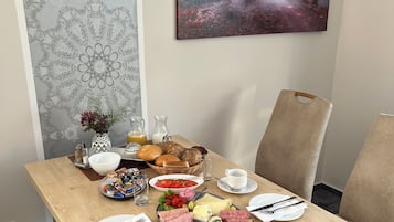 Tägliches Frühstücksbuffet (11.50 EUR pro Person)