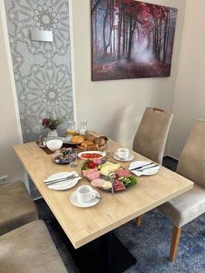 Café da manhã com buffet todos os dias mediante uma taxa
