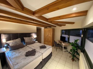 Quarto casal básico | Escrivaninha, espaço de trabalho para notebook, cortinas blackout