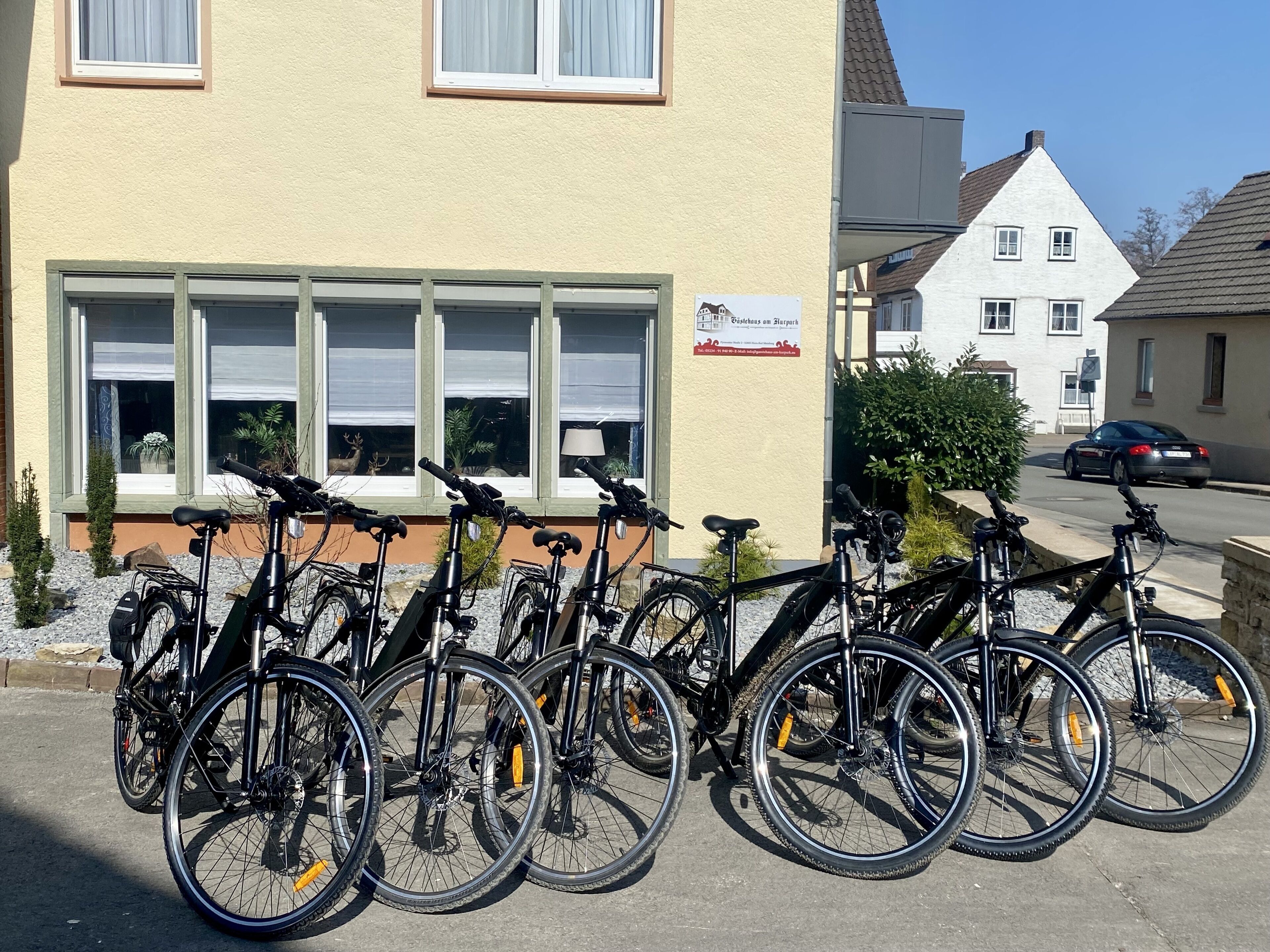 En rad cyklar står uppradade framför en byggnad med en skylt som visar texten ”Eichhaus am Starbruch”.