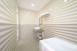 Family Room | Bathroom - BlueSea Hotel (Quy Nhon)