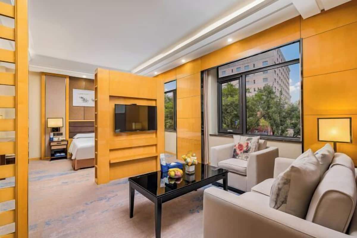 1 bedroom, individually decorated, individually furnished, desk