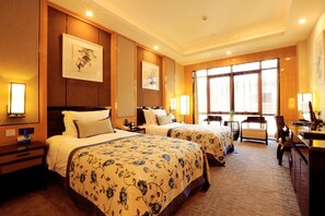 Habitación empresarial con 2 camas individuales | Decoración personalizada, muebles diferentes y escritorio