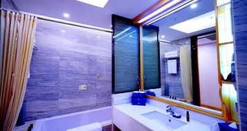 Douche, articles de toilette (gratuits), séchoir à cheveux, pantoufles