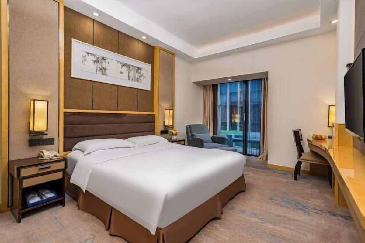 1 bedroom, individually decorated, individually furnished, desk