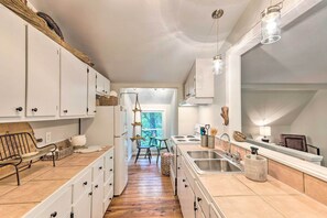 Geladeira, micro-ondas, cooktop, lava-louças