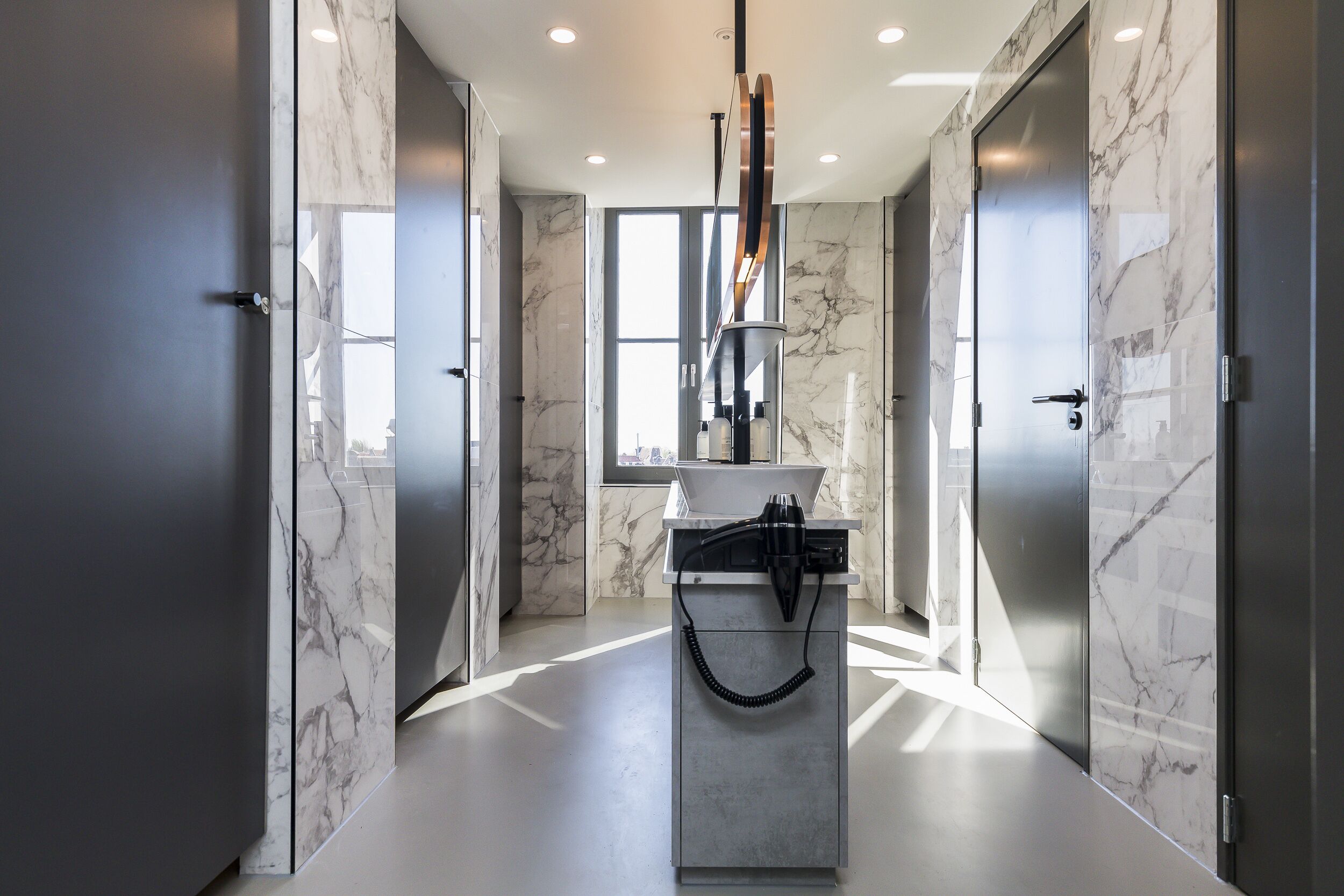 Tweepersoonskamer, gedeelde badkamer, uitzicht op kanaal | Badkamer | Een douche, een regendouche, gratis toiletartikelen, een haardroger