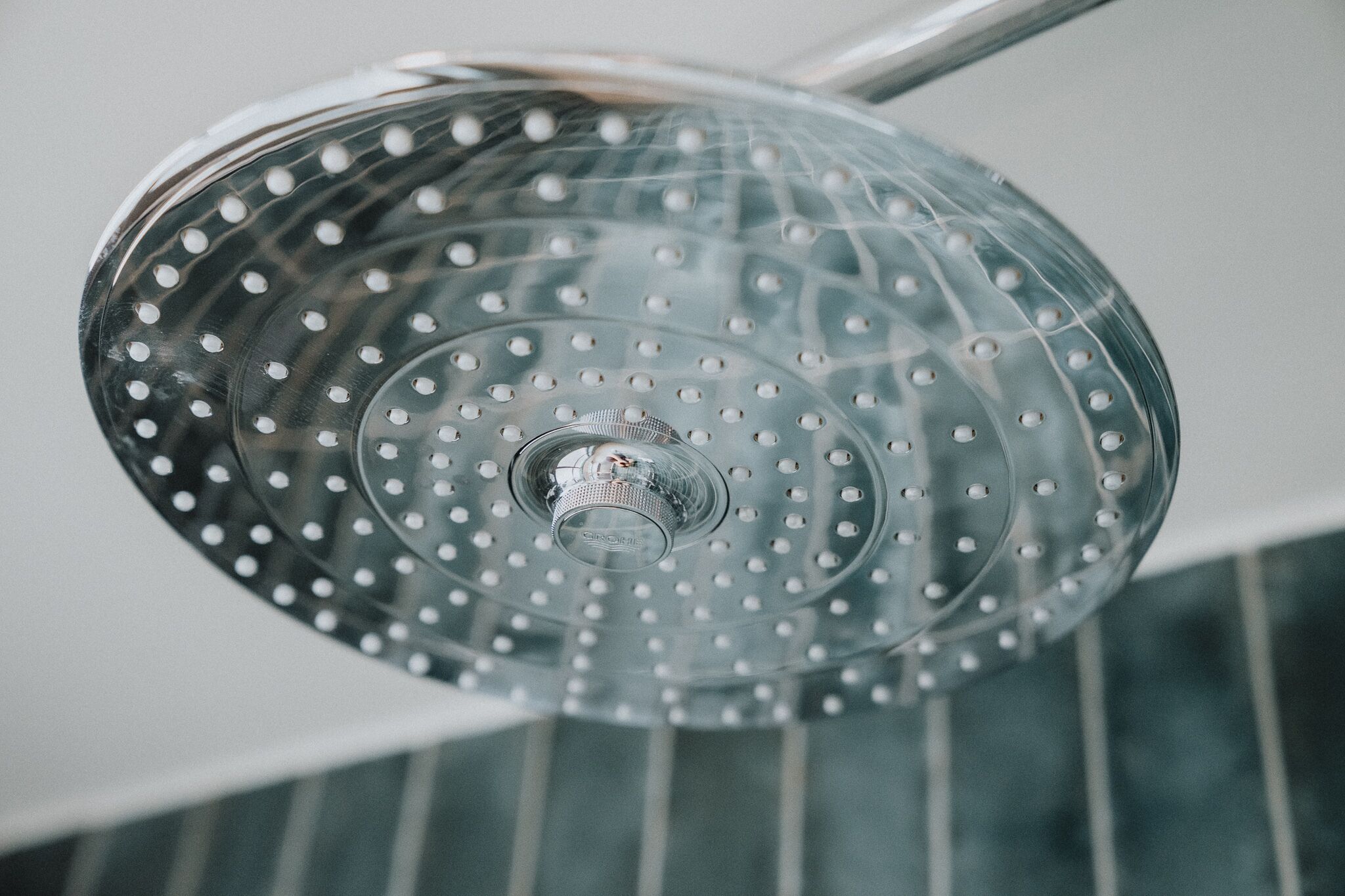 Un cabezal de ducha con diseño circular y varios orificios.