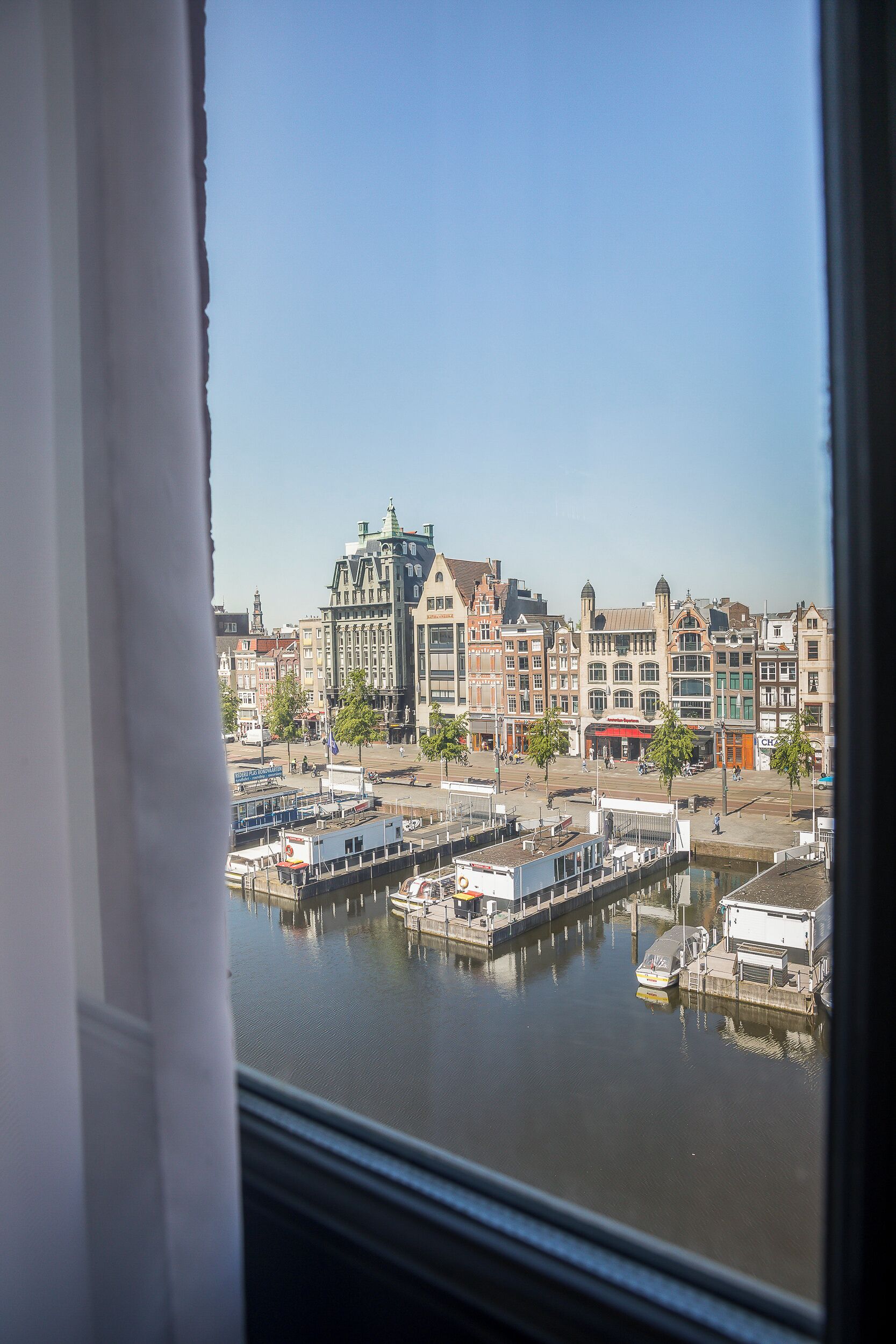 Une vue d’un canal, avec des bateaux et des bâtiments historiques en arrière-plan.