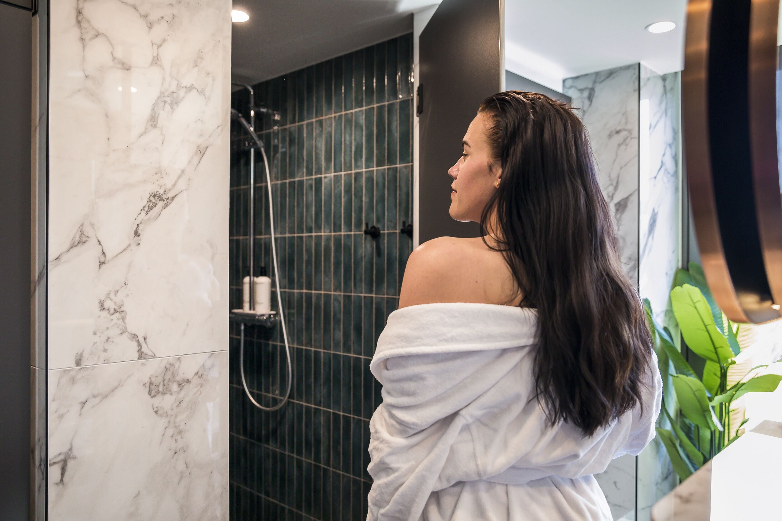 Douche, douche à « effet pluie », articles de toilette gratuits