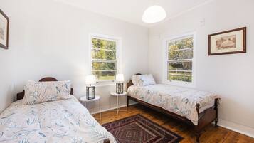 5 phòng ngủ, chăn bông, bàn ủi/dụng cụ ủi quần áo, bộ trải giường