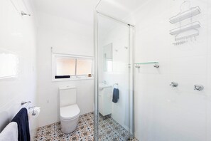 Cottage | Bathroom | Hair dryer, towels, soap, shampoo