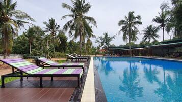 Pool Access Tented Room | Kolam renang outdoor | Kolam renang outdoor, dengan cabana gratis dan kursi berjemur