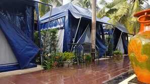 办公桌、免费 WiFi、床单