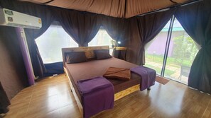 Double Tented Room | Escritorio, wifi gratis y ropa de cama 