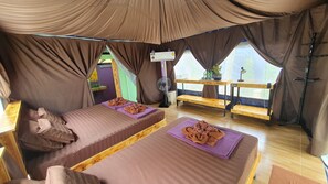 Triple Tented Room | Una scrivania, Wi-Fi gratuito, lenzuola
