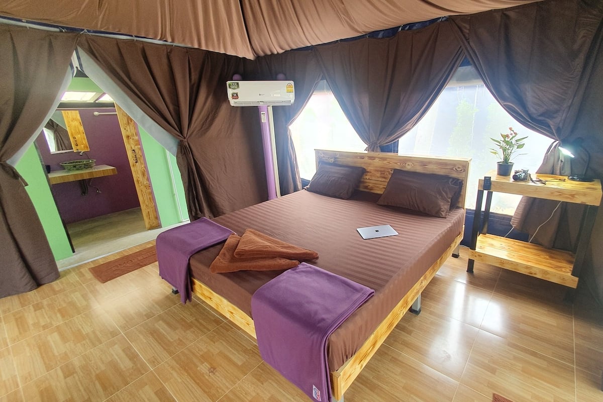 Double Tented Room | Una scrivania, Wi-Fi gratuito, lenzuola