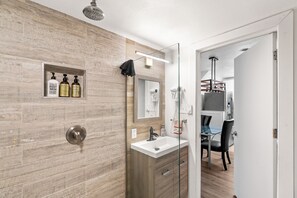 Bathtub, hair dryer, bidet, towels - Seattle's Luxe Retreat w/ hot tub, sauna, SPA bath (Tukwila)