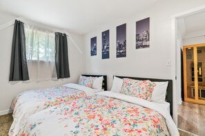 3 bedrooms, in-room safe, iron/ironing board, travel cot