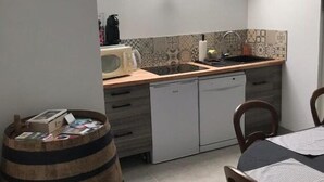 A compact kitchen with a skylight, a microwave, a sink, and a small refrigerator. - Iris - Bed and breakfast (Ognes)