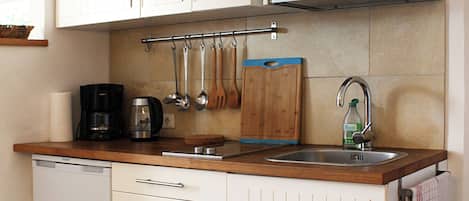Refrigerador, microondas, parrilla de estufa y cafetera y tetera