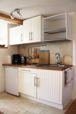 Jääkaappi, mikroaaltouuni, liesi, kahvin-/teenkeitin