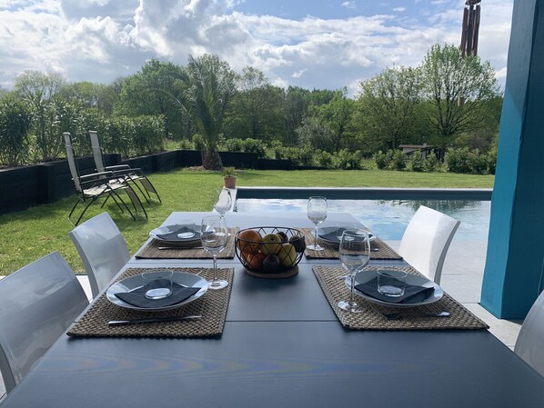 Outdoor dining - Villa with heated pool, sea, mountains, golf (Arcangues)