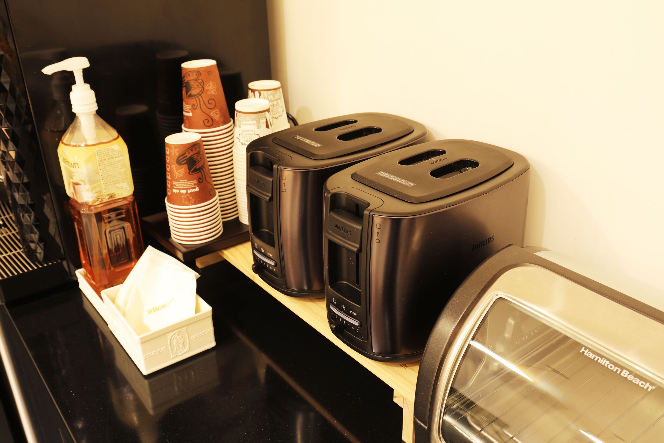 Un bar pour prendre le petit-déjeuner, équipé d’une machine à café, d’un grille-pain et d’un flacon de savon liquide.