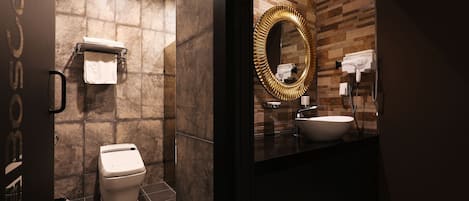 Kostenlose Toilettenartikel, Haartrockner, Bademäntel, Hausschuhe