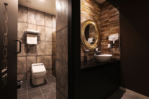 Kostenlose Toilettenartikel, Haartrockner, Bademäntel, Hausschuhe