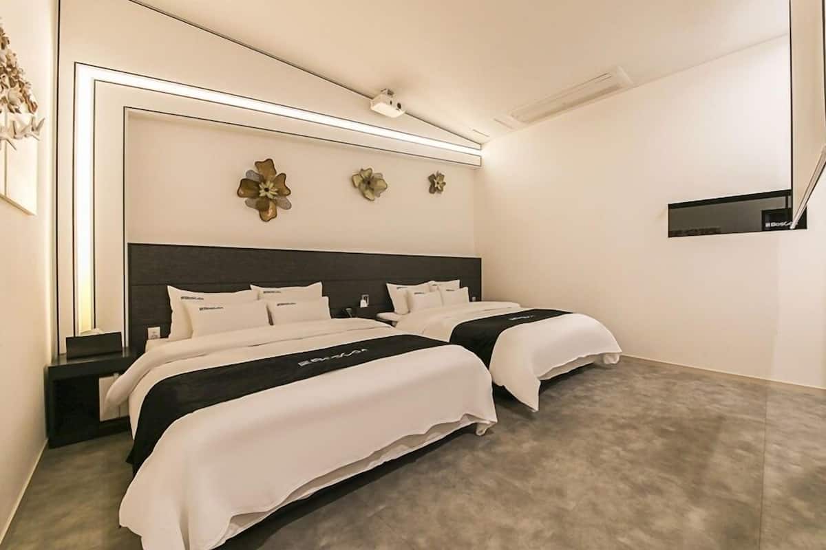 Cortinas blackout, wifi gratis y decoración personalizada 