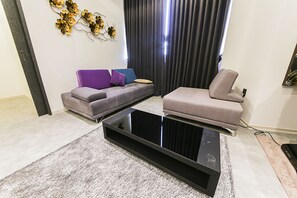 Televisi layar datar 30-inci dengan saluran TV kabel, TV, dan Netflix