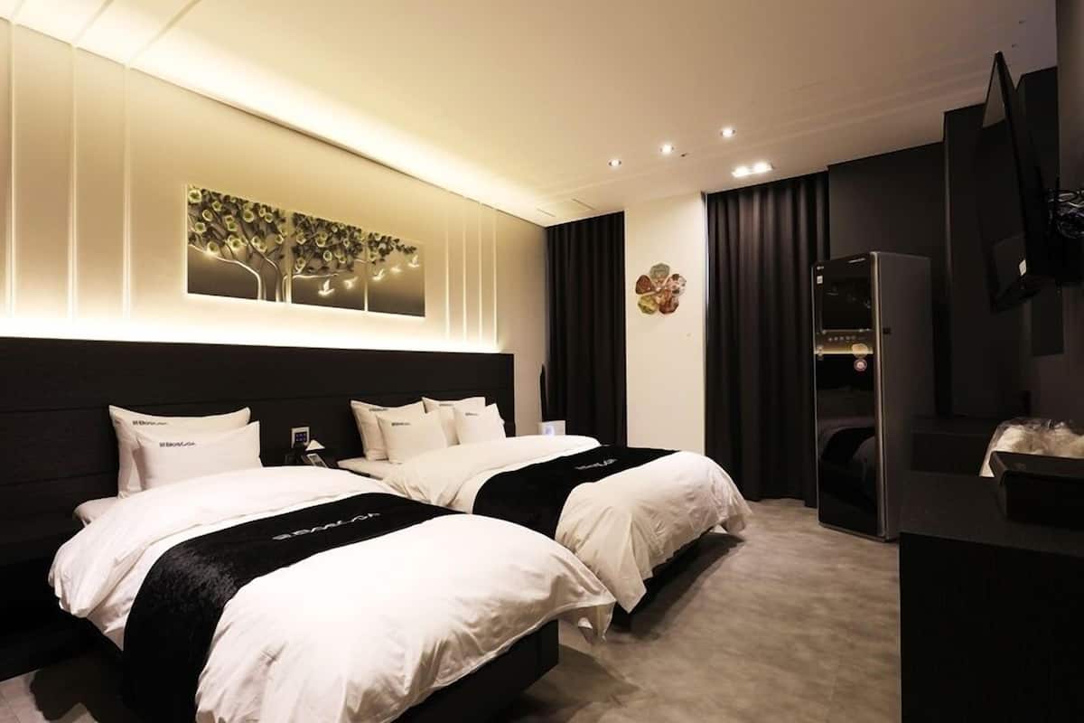 Cortinas blackout, wifi gratis y decoración personalizada 