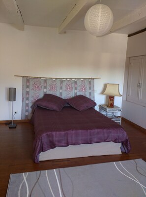 3 habitaciones, tabla de planchar con plancha y ropa de cama 