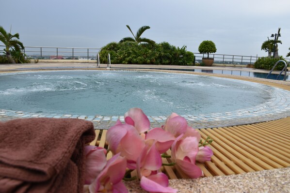Una piscina al aire libre